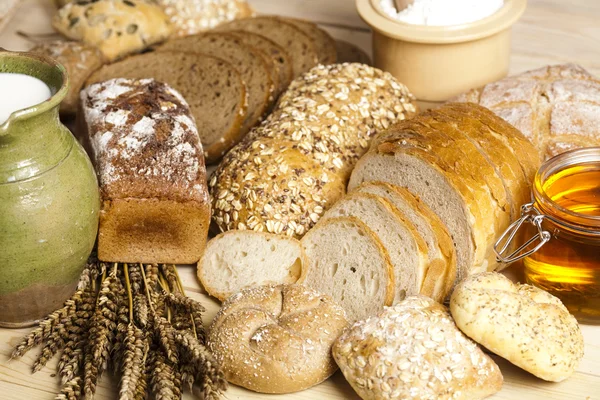 Bochenek chleba na tle — Zdjęcie stockowe