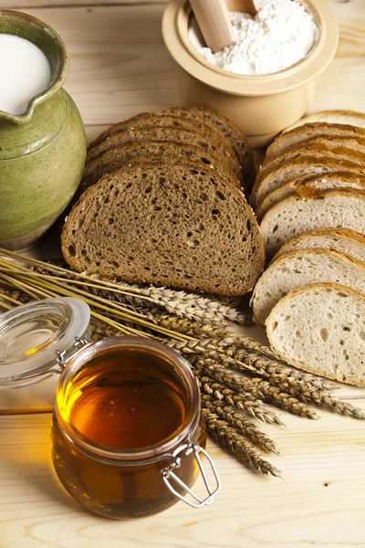 Sortimento ainda-vida do pão cozido no forno — Fotografia de Stock