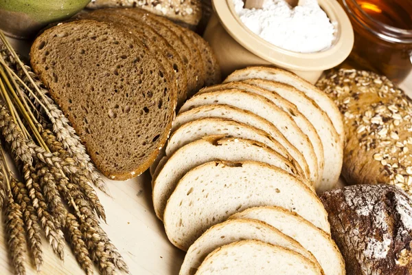 Різноманітність цільного пшеничного хліба — стокове фото