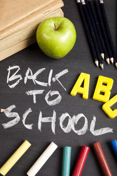 Apple op een schoolbord, gezond ontbijt op school — Stockfoto