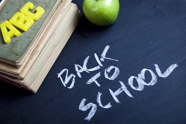 Μήλο σε μια chalkboard, υγιεινό πρωινό στο σχολείο — Φωτογραφία Αρχείου