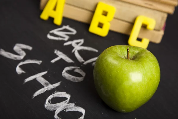 Elma yazı tahtası üzerinde okulda sağlıklı bir kahvaltı — Stok fotoğraf