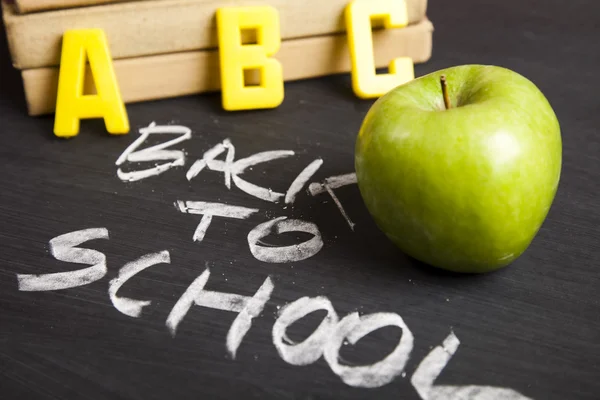Apfel auf der Tafel, gesundes Frühstück in der Schule — Stockfoto