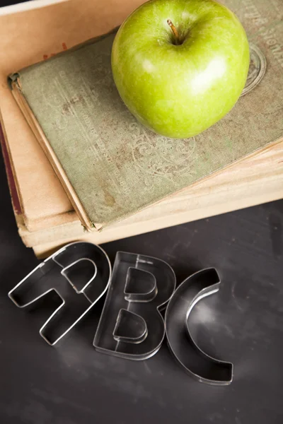 Apple på svarta tavlan, hälsosam frukost i skolan — Stockfoto