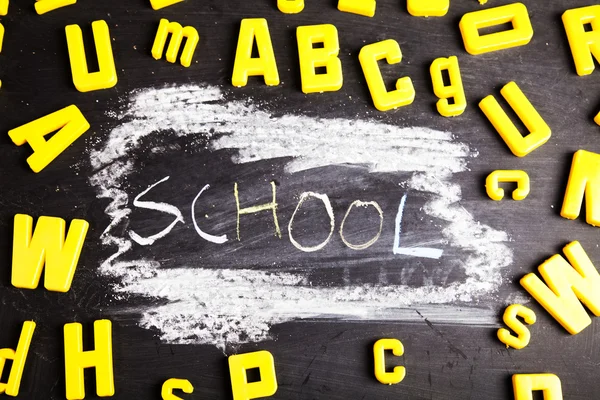 Skolan bakgrund, bokstäver och svarta tavlan — Stockfoto
