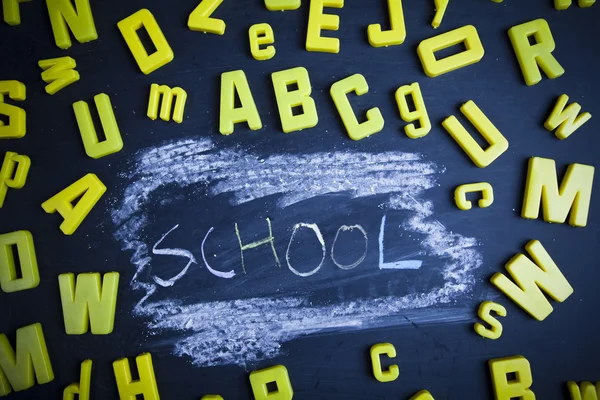 Iskola hátteret, a betűk és a chalkboard — Stock Fotó
