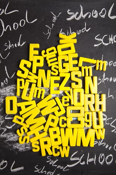 Школьный фон, буквы и доска — стоковое фото