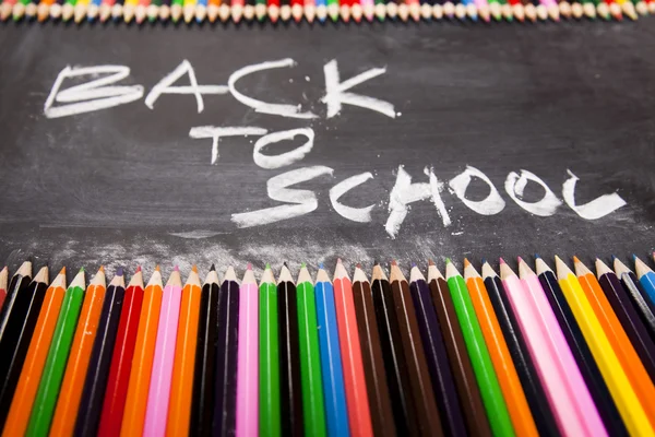 Iskola, színes ceruza, tábla — Stock Fotó