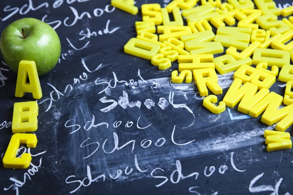 Alfabetet och bokstäver på en skola svart tavla — Stockfoto