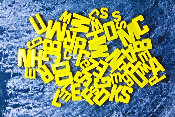Alfabeto y letras en una pizarra escolar — Foto de Stock
