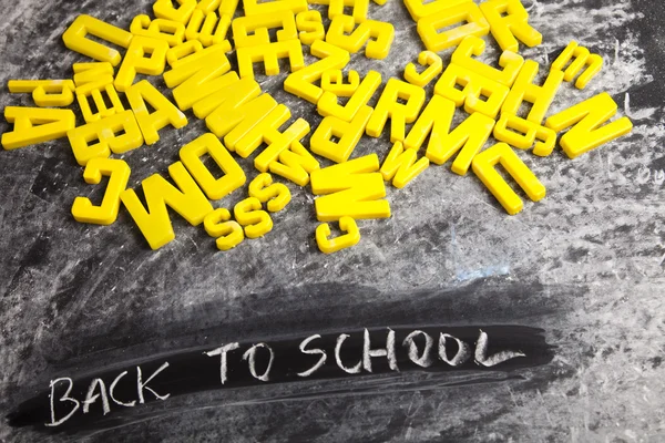 Alfabeto y letras en una pizarra escolar —  Fotos de Stock