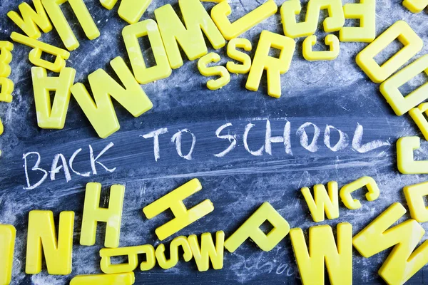 Alfabeto e lettere su una lavagna scolastica — Foto Stock