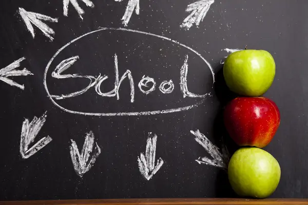 Manzana en una pizarra, desayuno saludable en la escuela — Foto de Stock