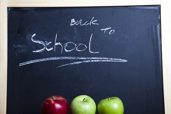Apple na tablicy szkolnej, zdrowe śniadanie w szkole — Zdjęcie stockowe
