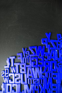 alfabe ve okul yazı tahtası üzerindeki harfler
