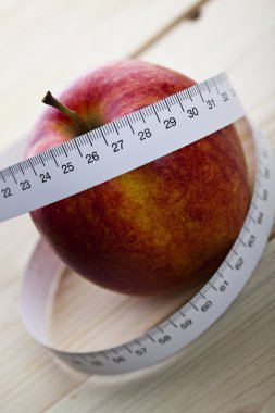 elma ve ölçüm bandı