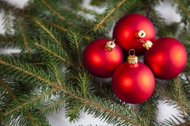 parlak baubles ve Noel