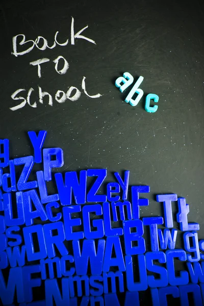 字母表和学校黑板上的字母 — 图库照片