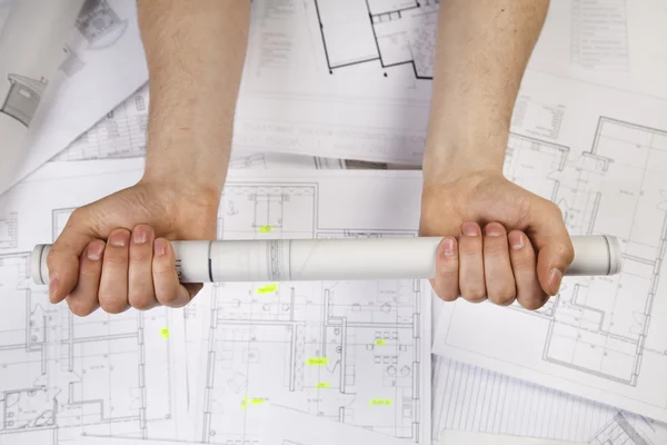 Byggnadskonst planen i mänskliga händer — Stockfoto