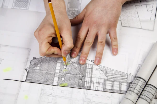 Het plan van de architectuur in menselijke handen — Stockfoto
