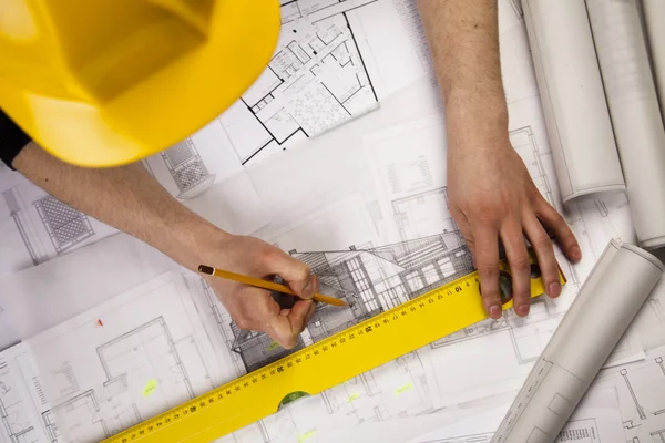 Byggnadskonst planen i mänskliga händer — Stockfoto