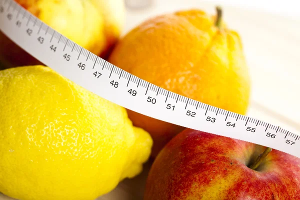 Frutas frescas y control de la dieta ! —  Fotos de Stock