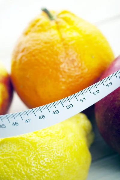 Frutas frescas e controle da dieta ! — Fotografia de Stock