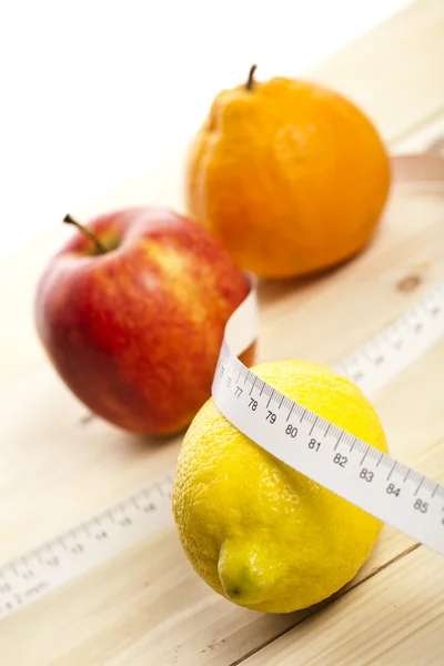 Frutas frescas e controle da dieta ! — Fotografia de Stock