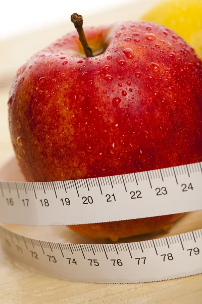 A la ración - las manzanas y la cinta métrica —  Fotos de Stock