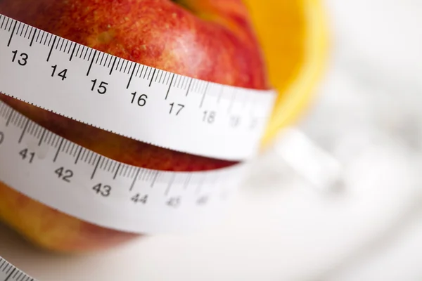 На диете - яблоки и рулетка мера — стоковое фото
