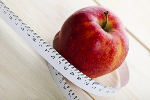 Apple and measurement tape — Stock Photo, Image