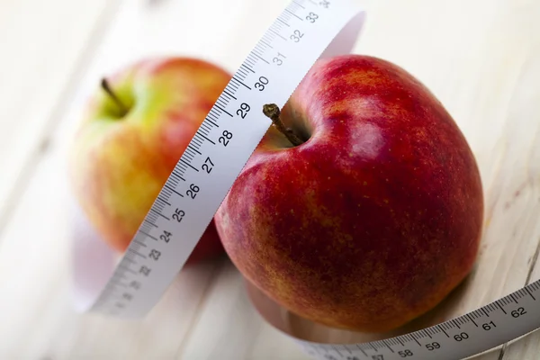 Op dieet - appels en meetlint — Stockfoto