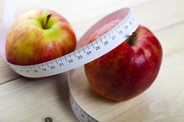 A la ración - las manzanas y la cinta métrica —  Fotos de Stock