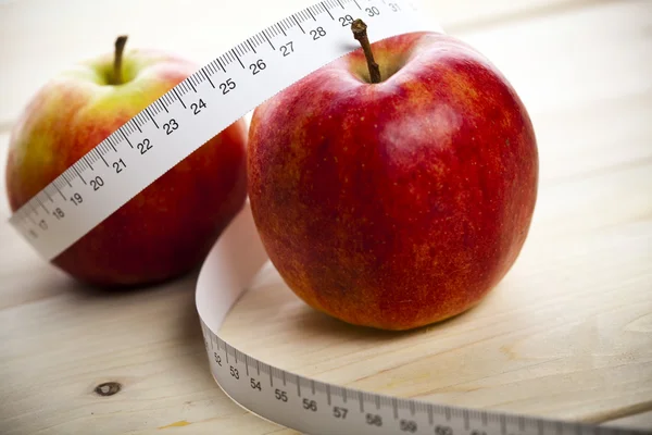 Σε διατροφή - μήλα και μετροταινία — Φωτογραφία Αρχείου