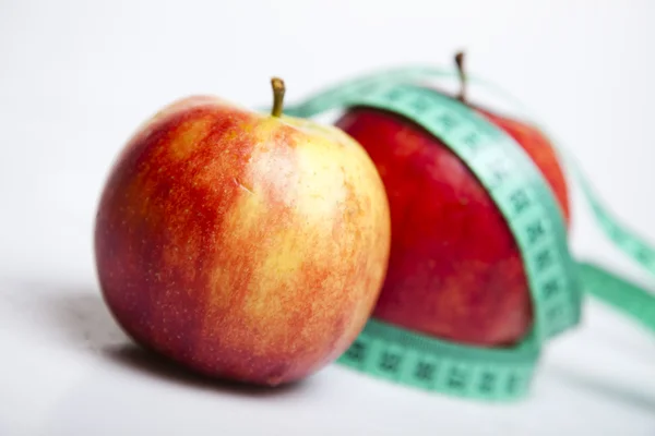 Em dieta - maçãs e medida de fita — Fotografia de Stock
