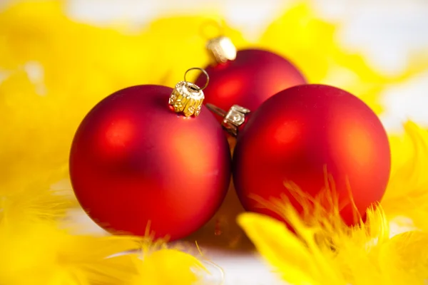 Bola de Navidad de satén rojo —  Fotos de Stock