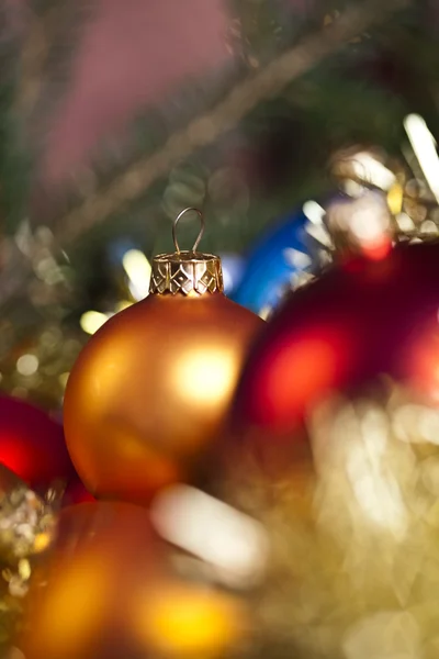 Glanzende kerstballen en Kerstmis — Stockfoto