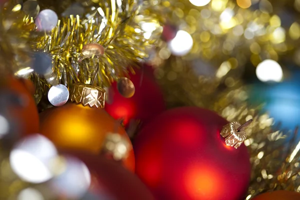 Brillantes adornos y Navidad — Foto de Stock