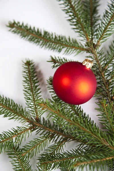 Glanzende kerstballen en Kerstmis — Stockfoto