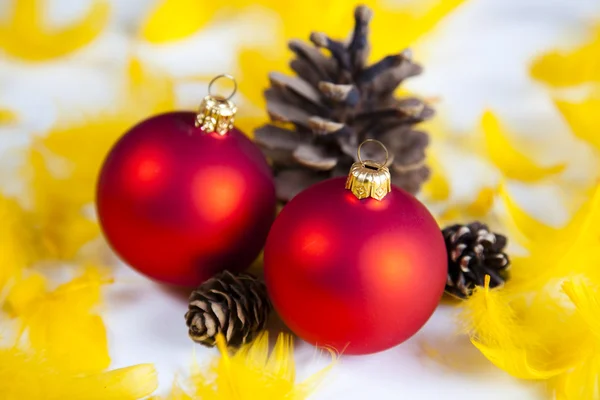 Glänzende Christbaumkugeln und Weihnachten — Stockfoto