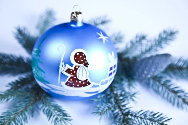 Weihnachtsbaum und Christbaumkugeln — Stockfoto