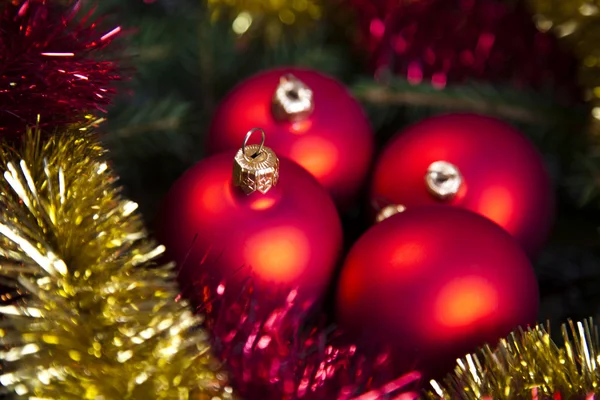 Noel ağacı ve baubles — Stok fotoğraf