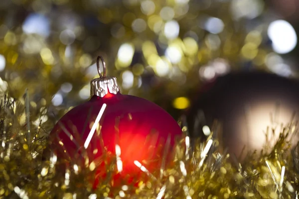 Weihnachtsbaum und Christbaumkugeln — Stockfoto