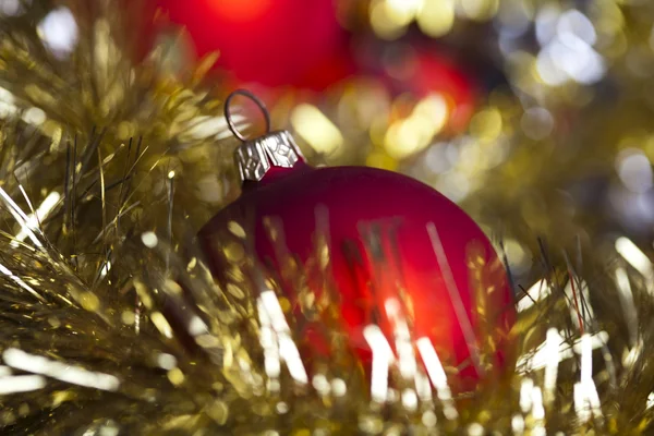 Árvore de Natal e baubles — Fotografia de Stock