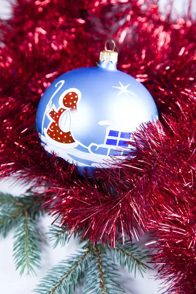 Christbaumkugel, weihnachtlicher Hintergrund — Stockfoto