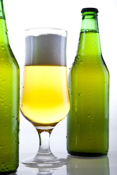Μπουκάλι μπύρας και γυαλί — Φωτογραφία Αρχείου