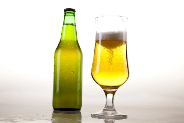 बीयर बोतल और ग्लास — स्टॉक फ़ोटो, इमेज