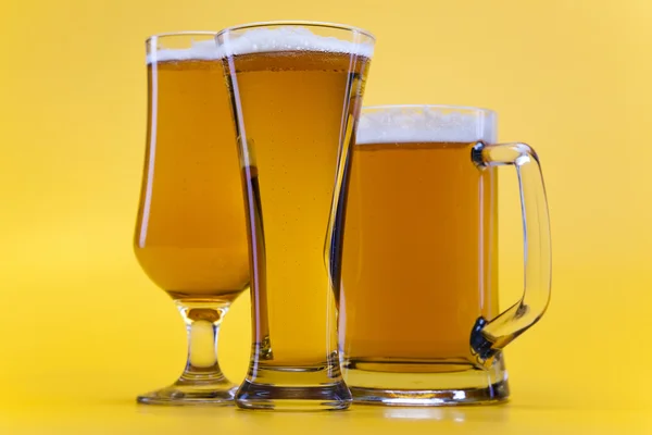 Öl glas med gul bakgrund — Stockfoto