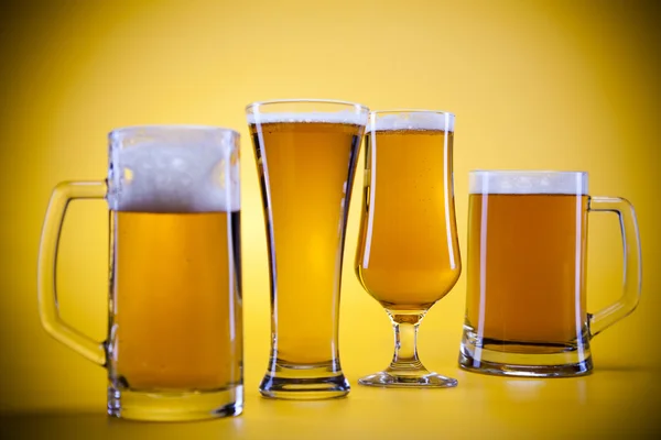 Szkło piwa z żółtym tle — Zdjęcie stockowe