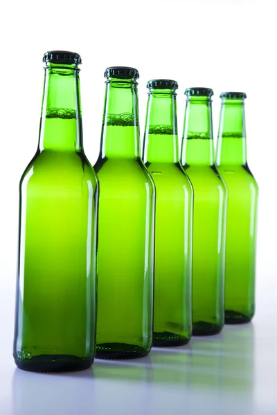 Grön flaska öl — Stockfoto